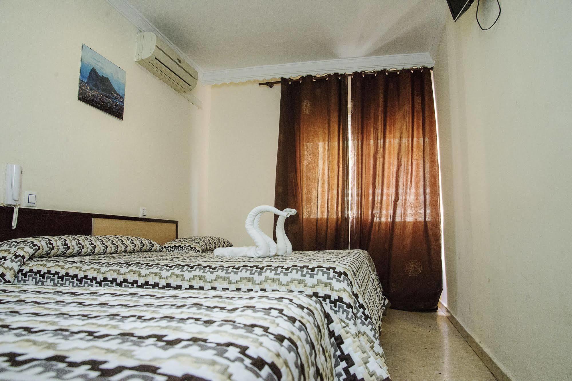 Hostal La Campana La Línea de la Concepción Exterior foto