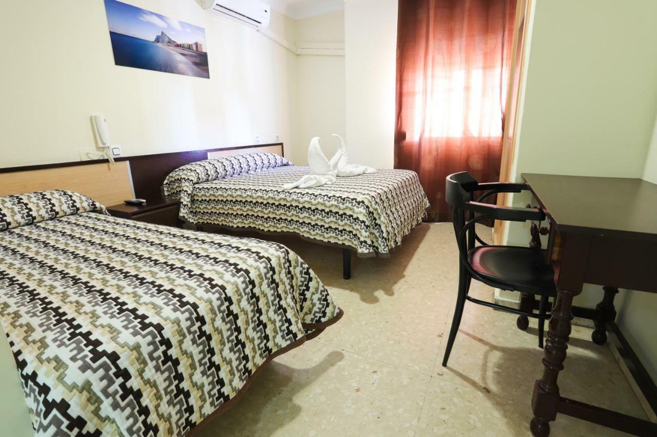 Hostal La Campana La Línea de la Concepción Exterior foto
